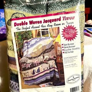 Double Woven Jacquard Throw❤️💚🤍